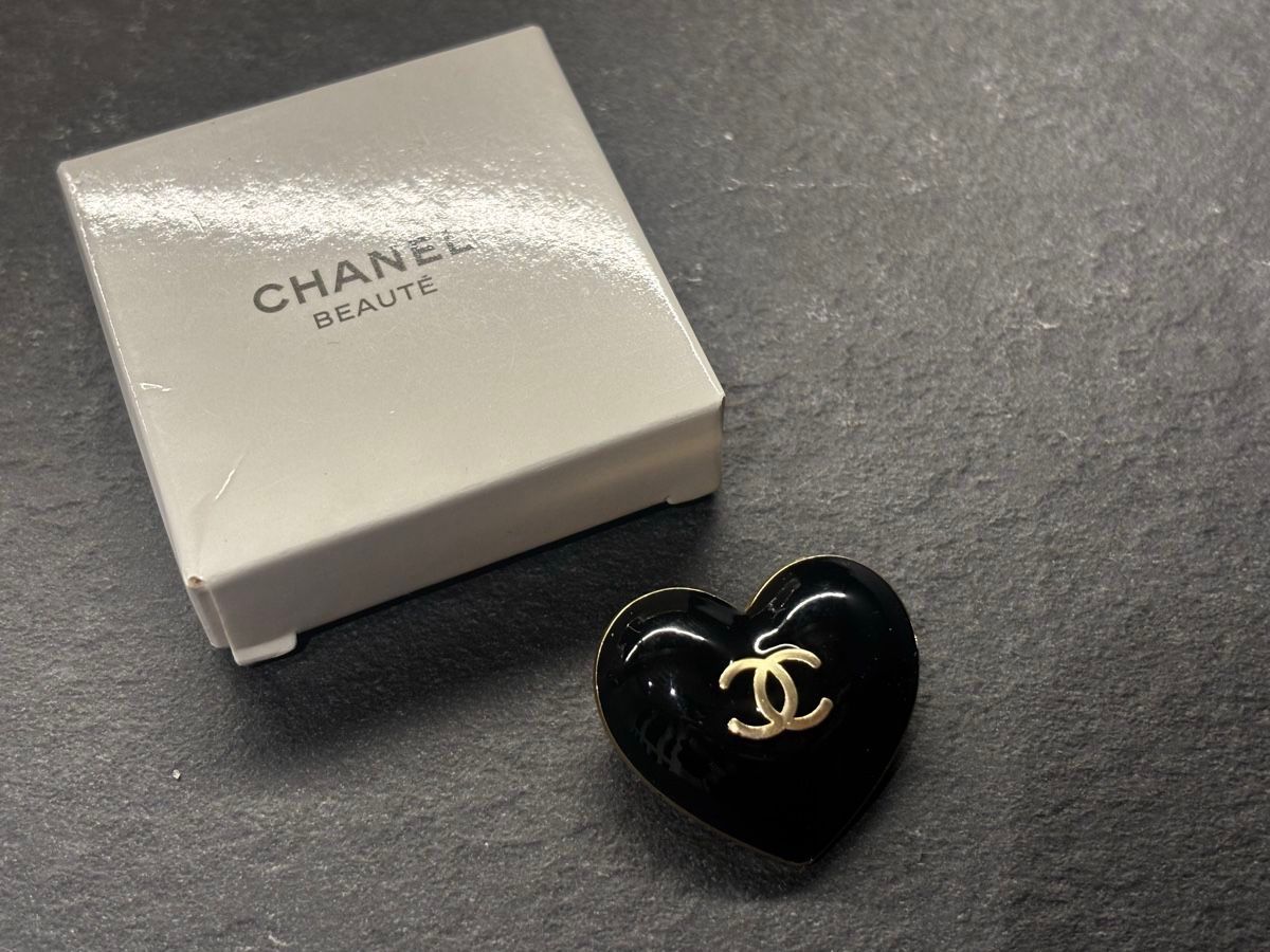 Ciondoli: Chanel Herz Applikation Schnalle – Nuovo e nell'imballaggio originale da Zürich venduto da Pudelkerne 2