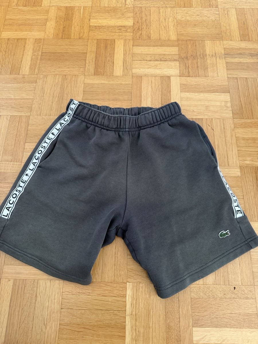 Lacoste Pantaloni: Short Lacoste taille 128 - 8 ans  – Nuovo (secondo la descrizione) da Dombresson venduto da feline_ne 1