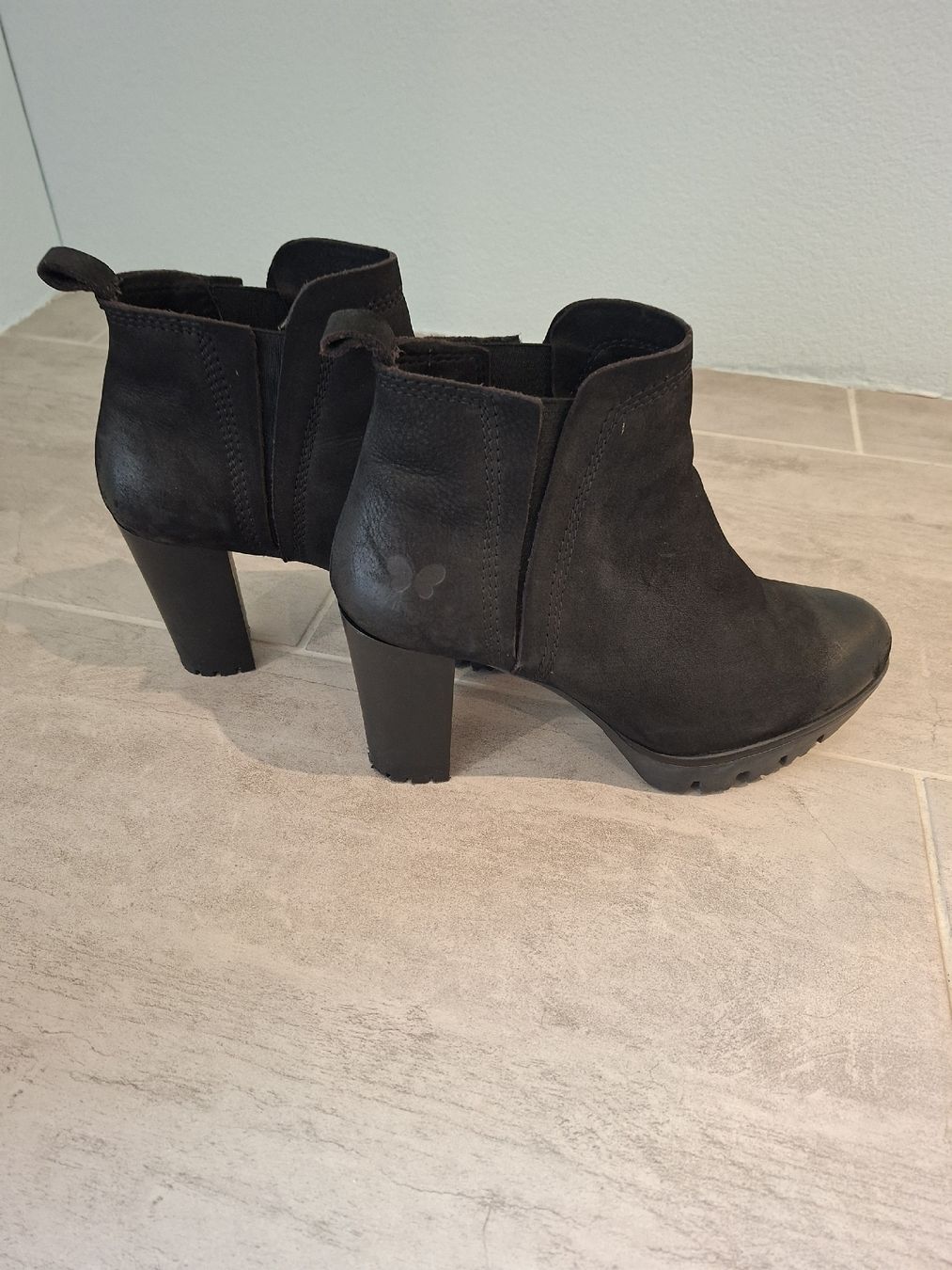 Scarpe da donna: Felmini Stiefelette schwarz Leder – Usato da Hitzkirch venduto da Emanuela.Cucco