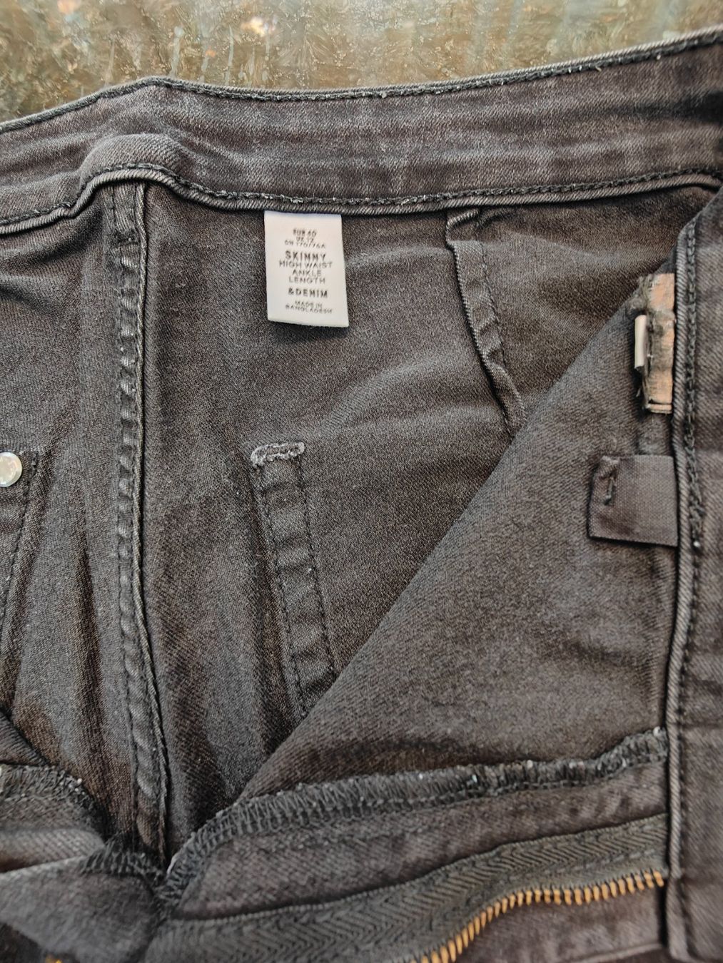 Jeans: schwarze Jeans – Usato da Zürich venduto da Mumpfi9 1