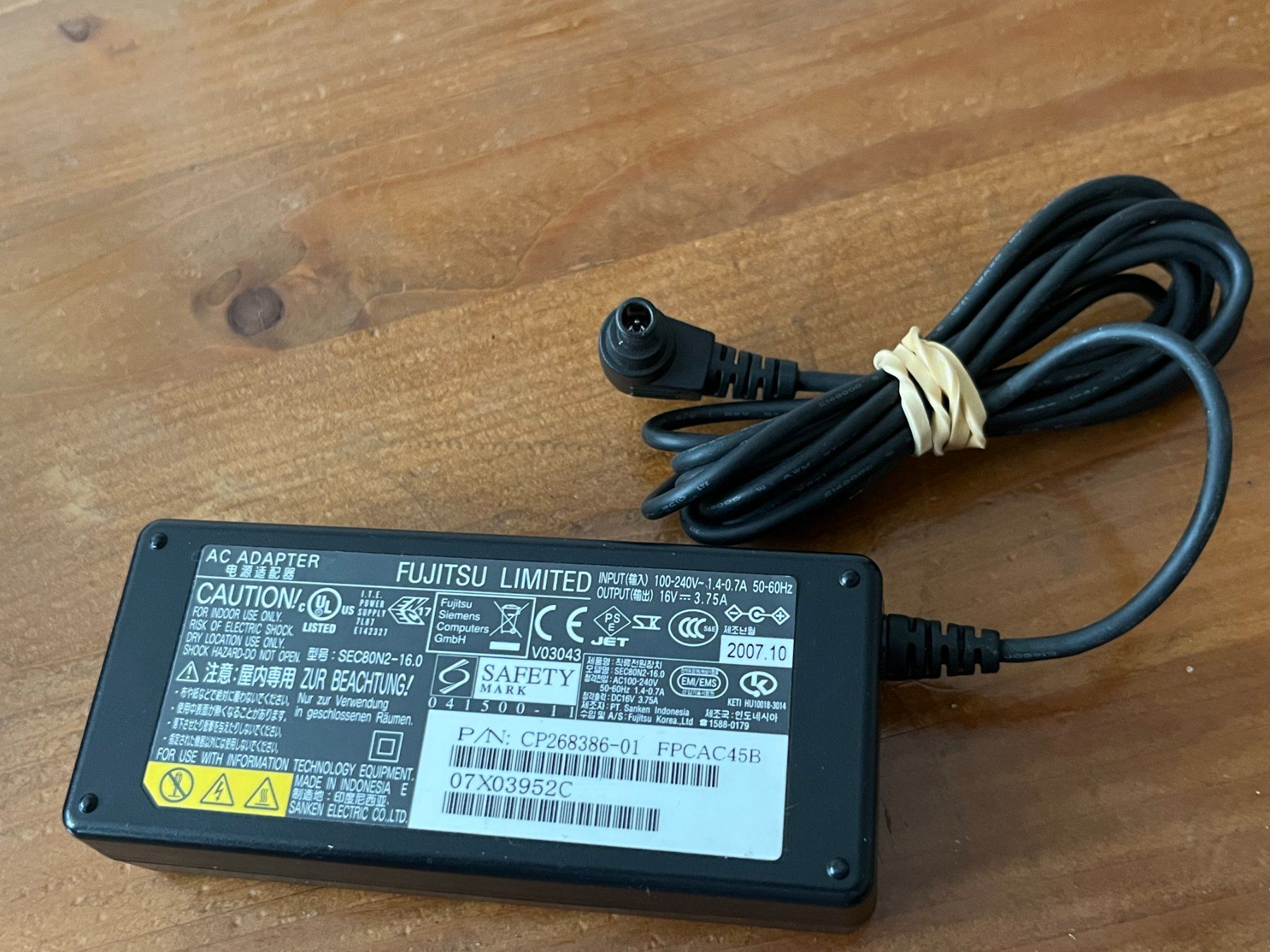 Fujitsu Caricabatterie: AC Notebook Adapter Fujitsu 16 V 3.75A – Usato da Winterthur venduto da fla_hwg8