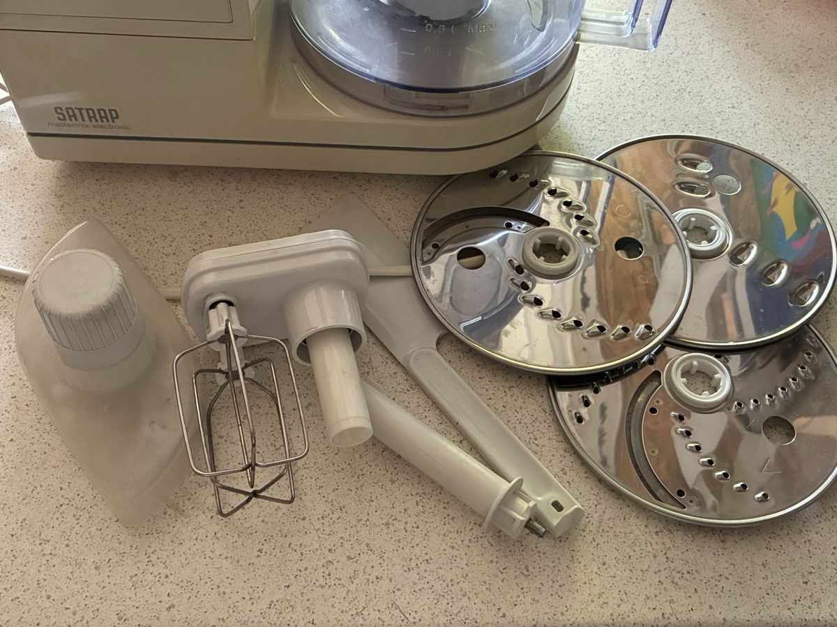 Elettrodomestici da cucina: Küchenmaschine SATRAP Mastermix-electronic mit Zubehör – Difettoso da Oberrüti venduto da Jomaru