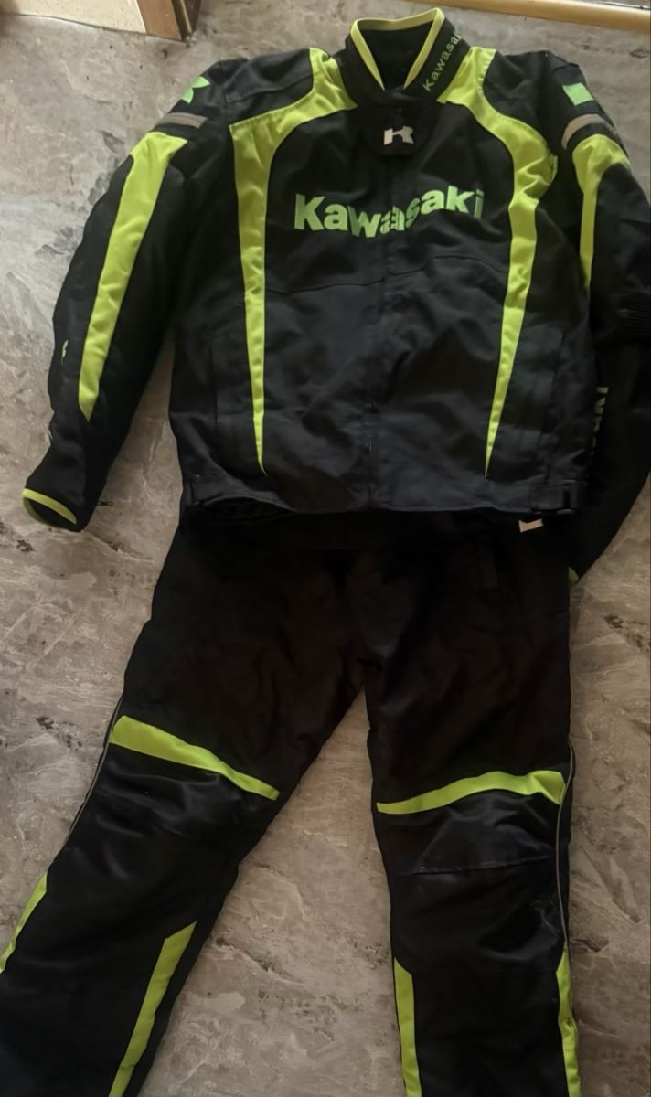 Lots de vêtements: Kawasaki Kombi 2-Teiler – D'occasion à Freienbach par Samirokyra