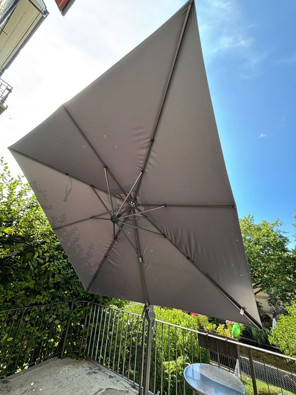 Sonnenschirme: Sonnenschirm Pendelschirm Anthrazit guter Zustand – Gebraucht aus Olten von Walkabout11 3