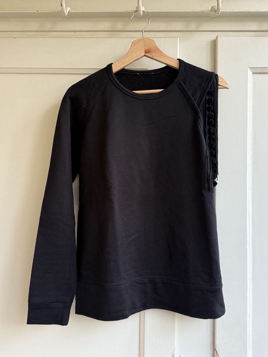 Maglioni & Felpe: Schwarzer Sweatpullover mit verspielten Fransen und Pompons – Usato da Basel venduto da zukk_