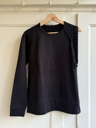 Schwarzer Sweatpullover mit verspielten Fransen und Pompons