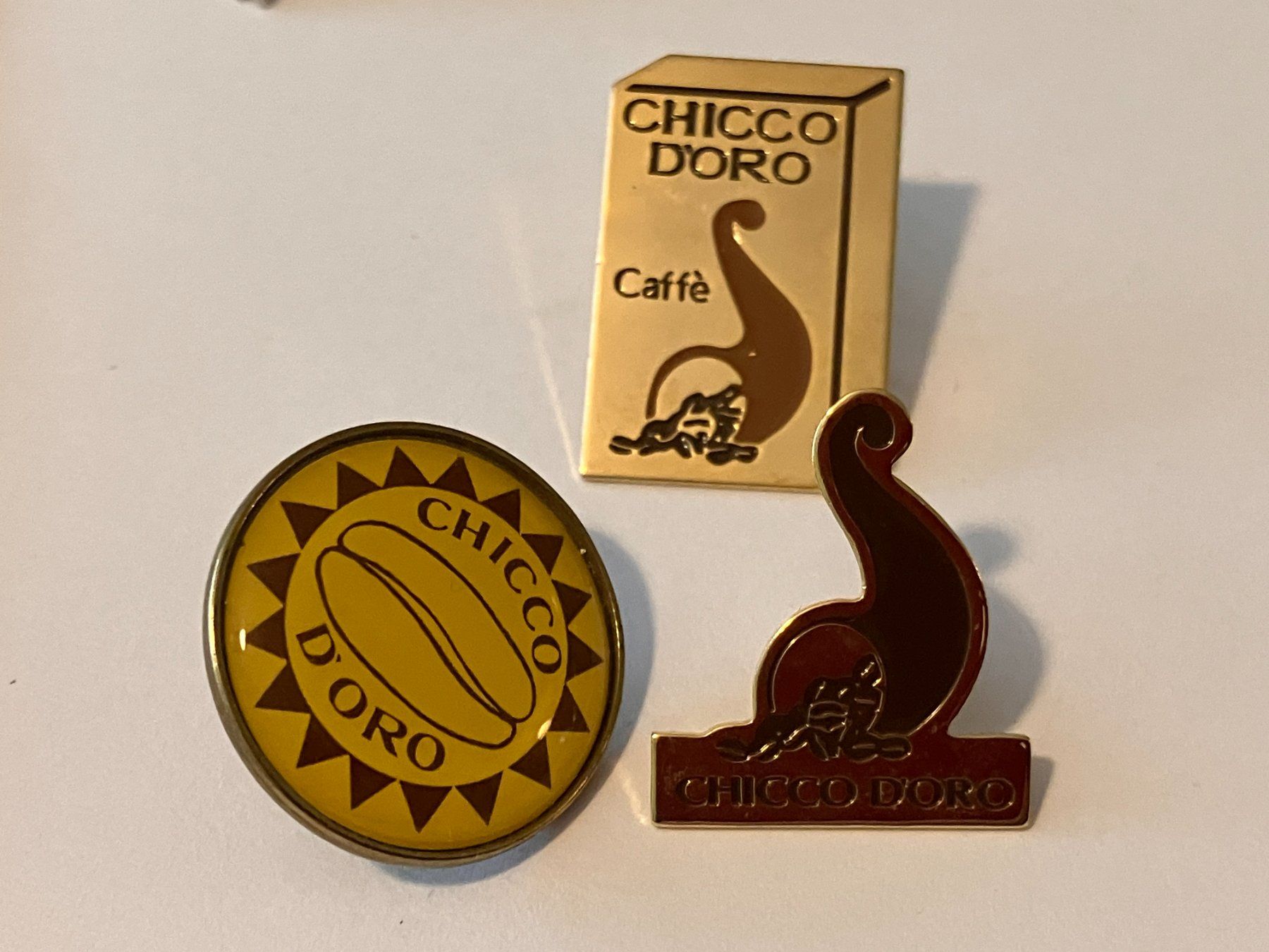 Placchette & Badge: 3 Pin Chicco Doro Kaffee – Usato da Basel venduto da djwwpp