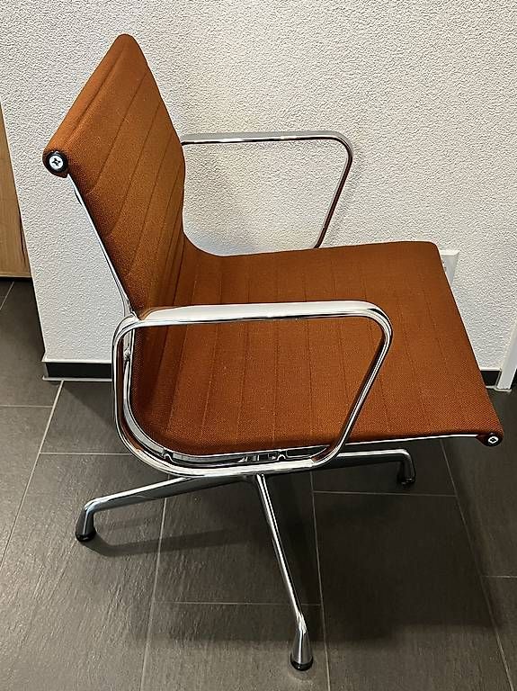 Sedie: Vitra Aluminium Chair Hopsack EA 104 – Usato da Winkel venduto da Charass91