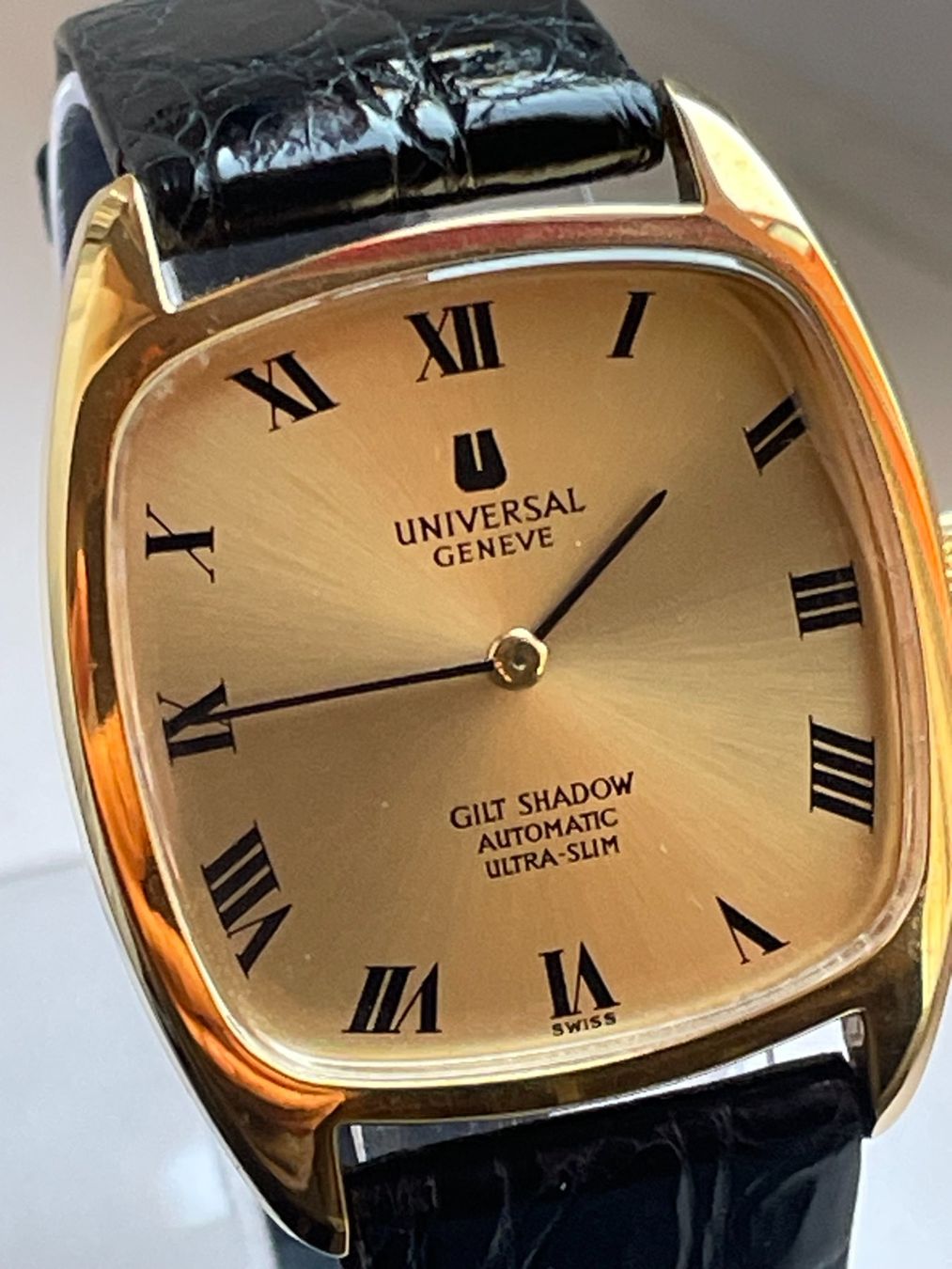 Universal Genève Orologi: UNIVERSAL GENÈVE GILT SHADOW AUTOMATIC ULTRA-SLIM – Usato da Rorschach venduto da Spektar