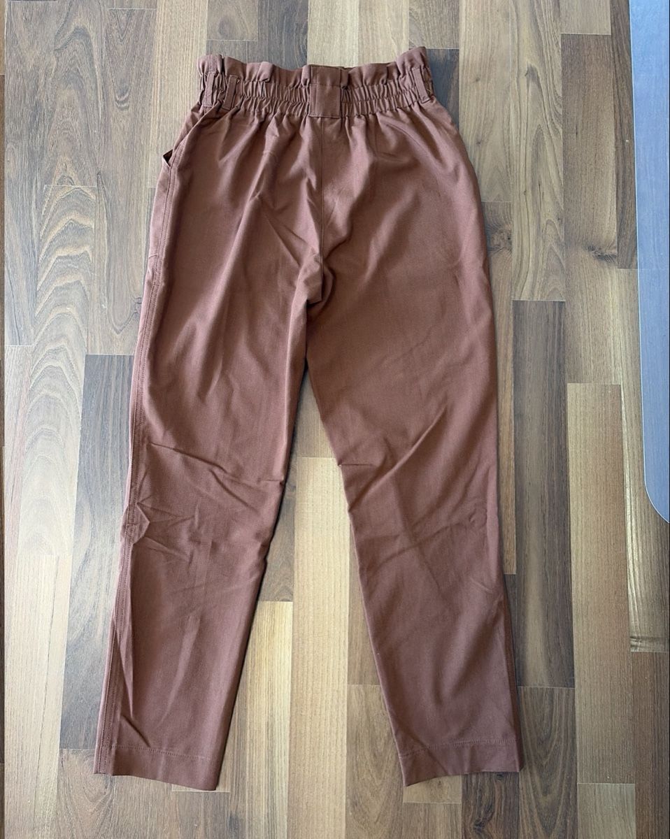 Pantaloni: Braune Stoffhose mit Gürtel – Usato da Henau venduto da martina_1998 1