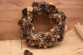 handgefertigter Zapfenkranz mit Walnüssen, Herbstdeko,