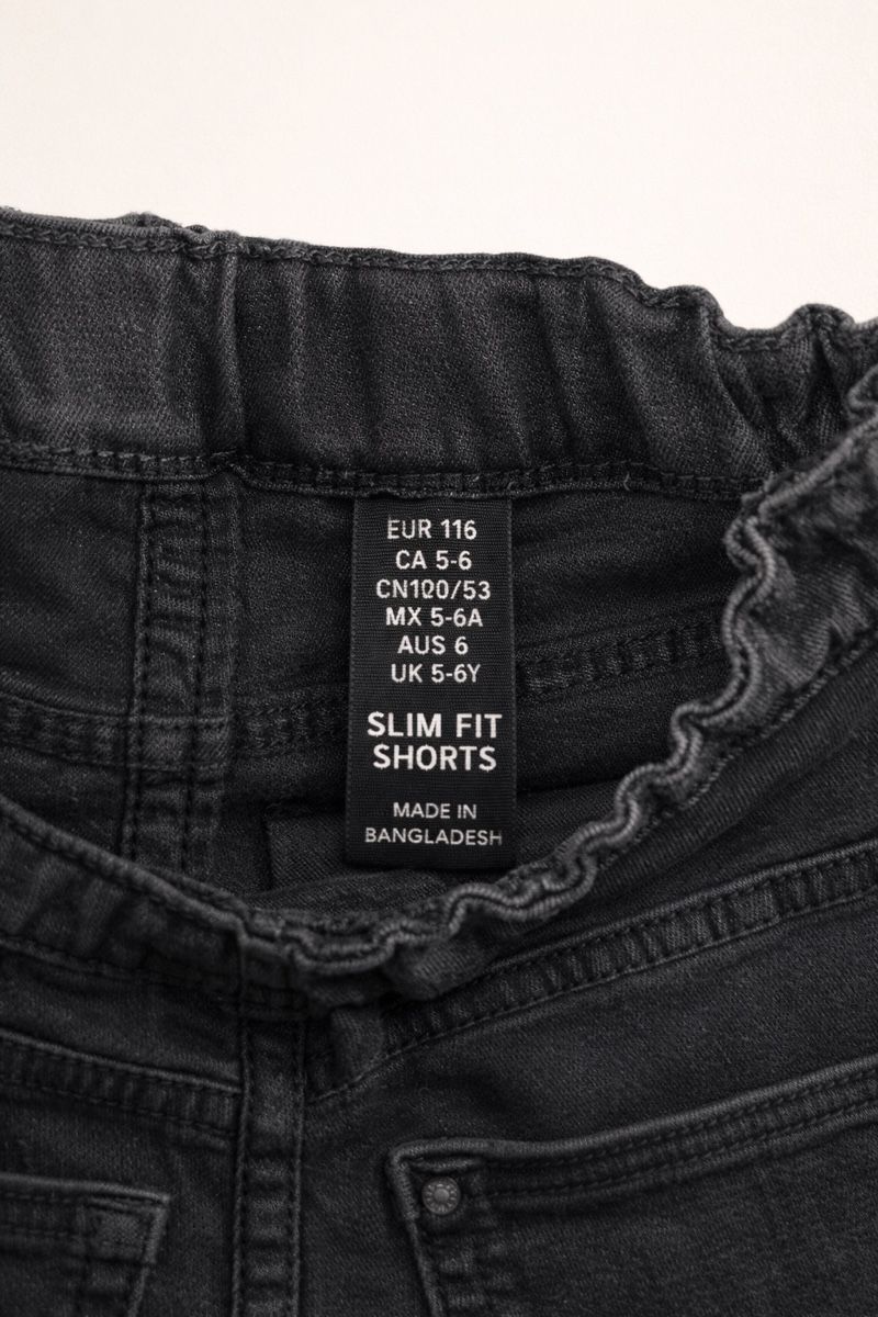 Pantaloni: SHORT EN JEAN NOIR ENFANT – Nuovo (secondo la descrizione) da Lausanne venduto da mar_6snp 3