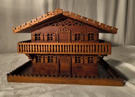 Miniaturhaus, Holz, für Zigarren?