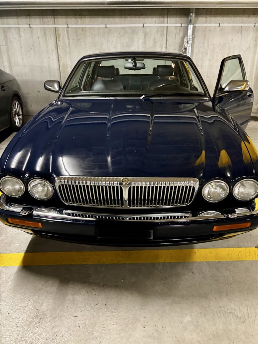 Jaguar Automobili: Damiler Double Six 6.0 in great condition – Usato da Wädenswil venduto da Milan1977