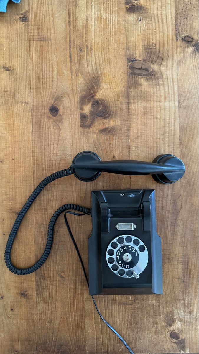 Siemens Telefoni: Vintage Ericsson Wall-Mounted Rotary Telephone – Difettoso da Zürich venduto da nav_zv92