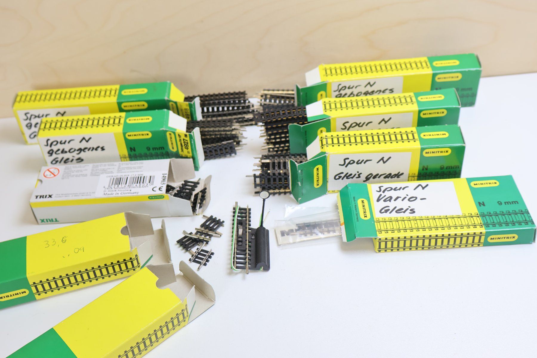 Trix Modelleisenbahnen: Minitrix ca. 70 x Schienen Gerade & Kurven Spur N – Gebraucht aus Winterthur von Monstera 3