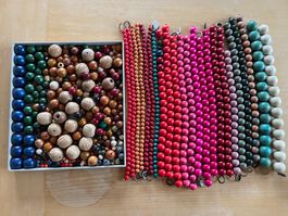 Grand lot de perles en bois .