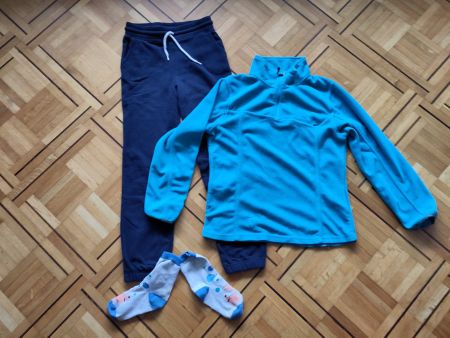 warme Jogginghose und Fleece-Sweatshirt gr. 140