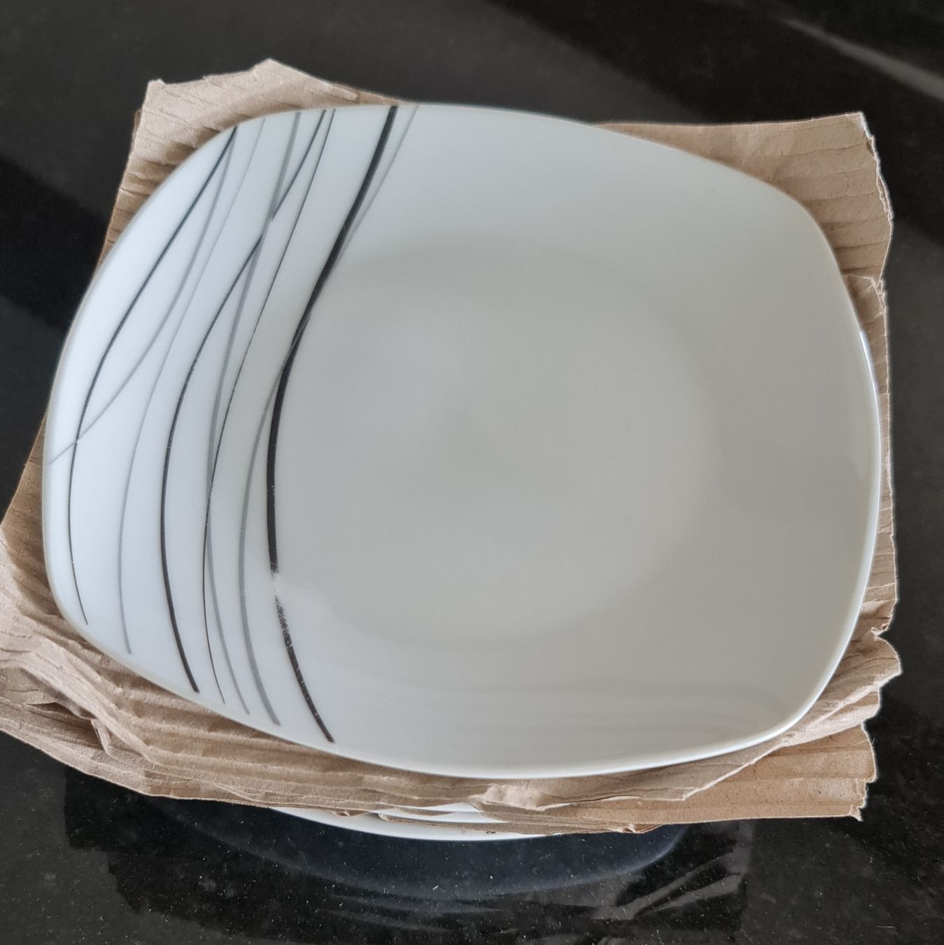 Assiettes: Teller Set mit Muster guter Zustand – Neuf (Voir description) à Lengnau BE par Spahrtakus 2