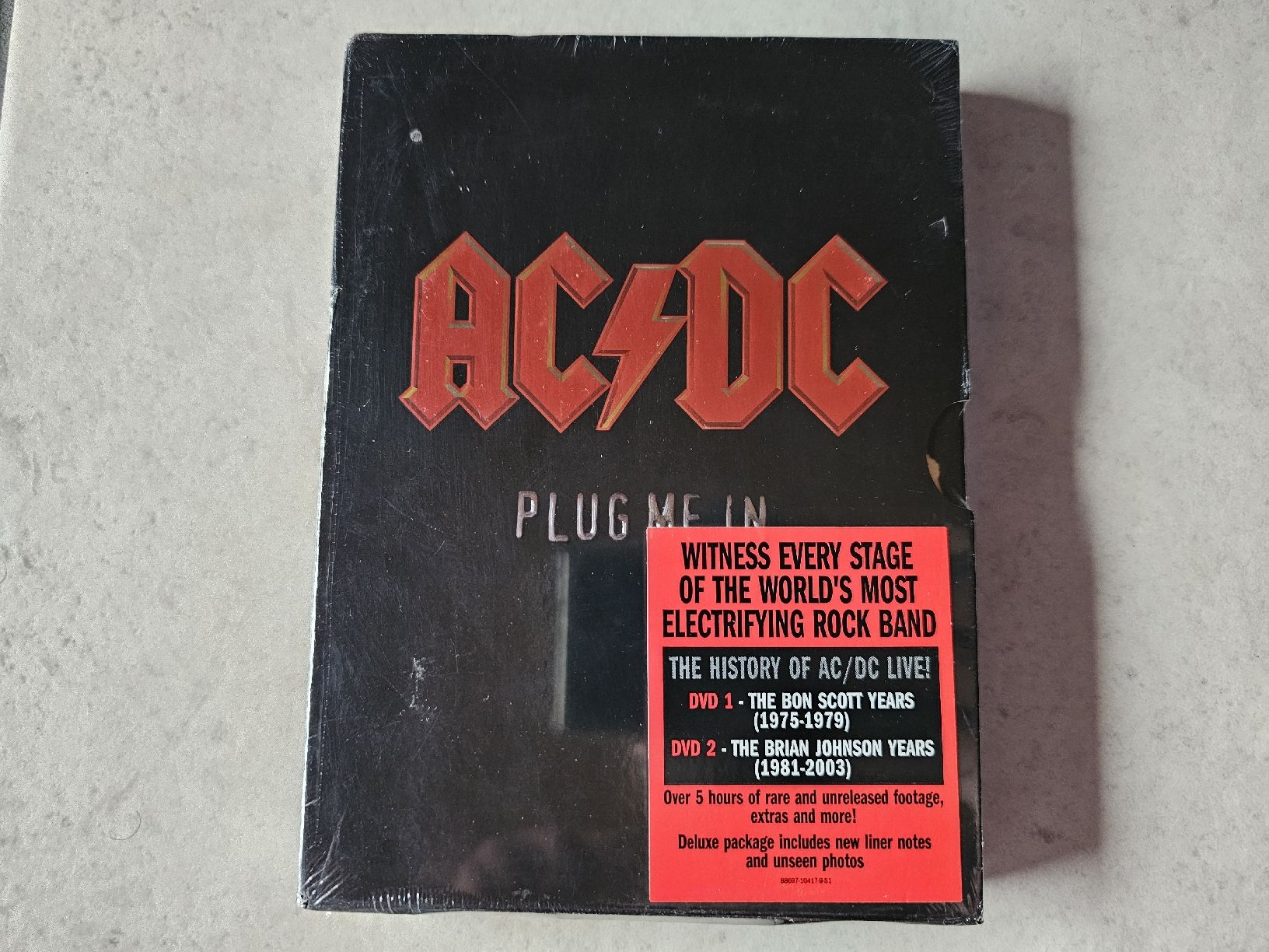 Alle DVDs: AC/DC  -  Plug Me In / Sammlerbox Fabrikneu – Neu und originalverpackt aus Schneisingen von backstore24