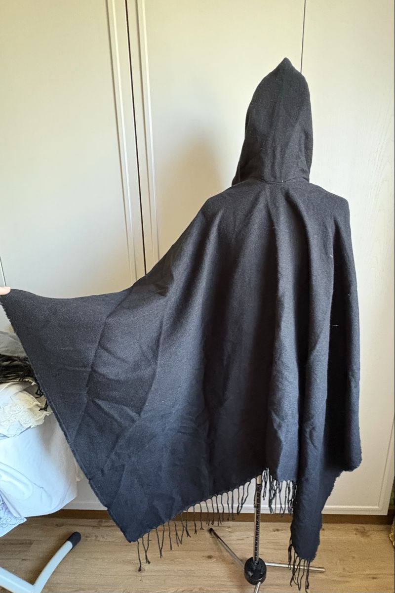 Costumi: Kapuzenumhang schwarz – Nuovo (secondo la descrizione) da Oensingen venduto da Chicotus 2