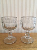 Paire de verres anciens sur pied