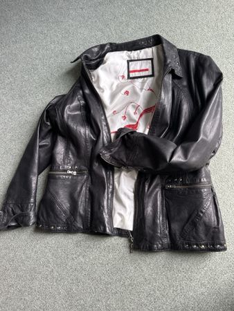 Schwarze Lederjacke mit Nieten, Gr. L/40 Top Zustand!