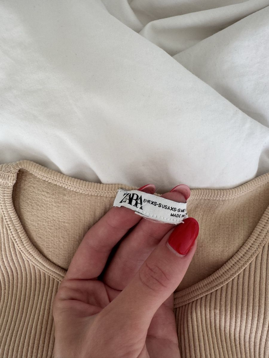 Zara Top: Zara Beige Ribbed Top - Size XS/S – Nuovo (secondo la descrizione) da Zürich venduto da llor.dell 2