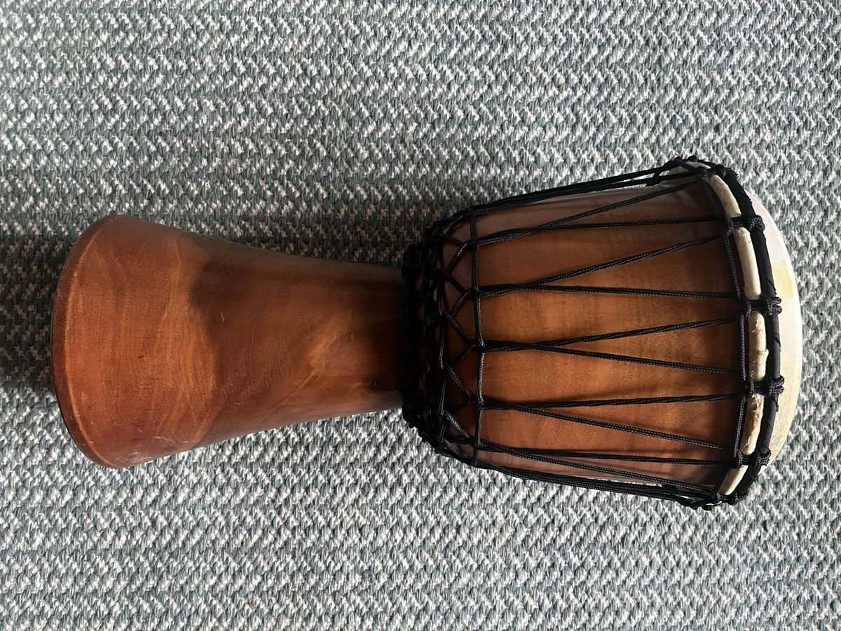 Strumenti musicali: Djembe 50cm hoch mit Transporttasche – Usato da Schaffhausen venduto da Curacautin
