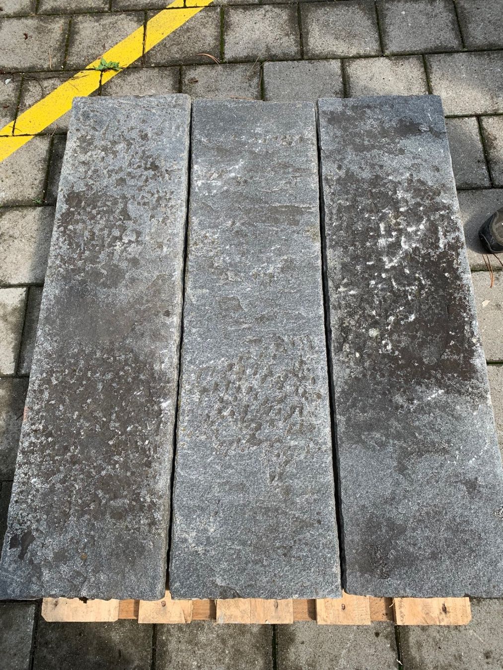 Bodenbeläge: 12 Stück Granit Platten Mauerabdeckplatten Natursteinplatten – Gebraucht aus Wallisellen von  9