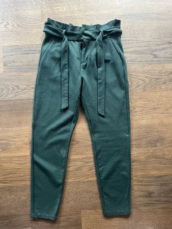Dunkelgrüne Stoffhose Vero Moda, Gr. S/30