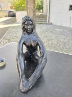 Skulptur Frau sitzend dunkel metallic guter Zustand 