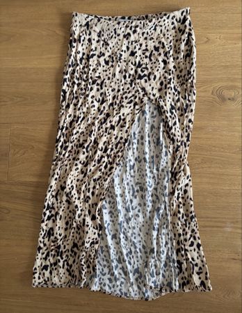 Bershka Rock Leo-Print mit Seitenschlitz, Grösse M