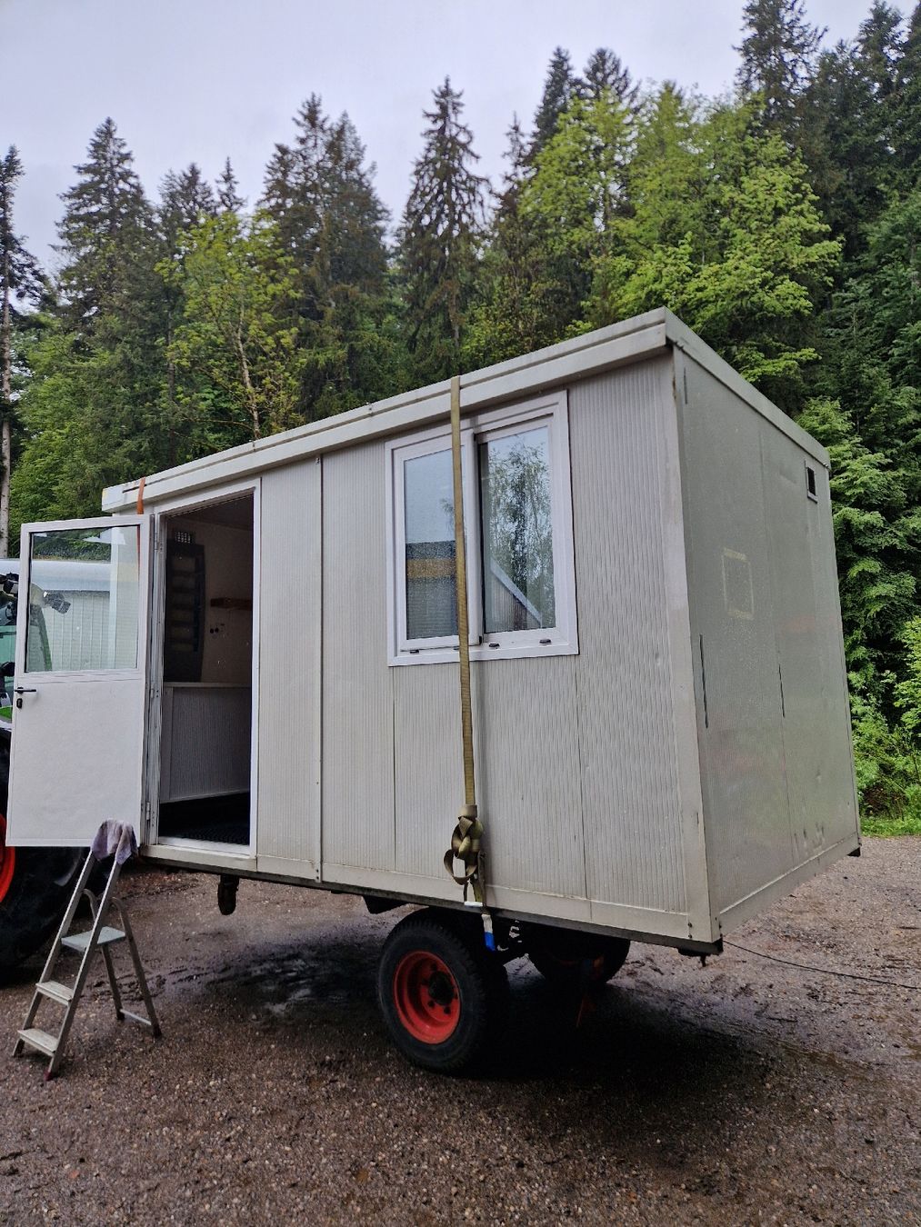 Baucontainer: Bürocontainer mit Fahrwerk – Gebraucht aus Sumiswald von ForstCounty 6