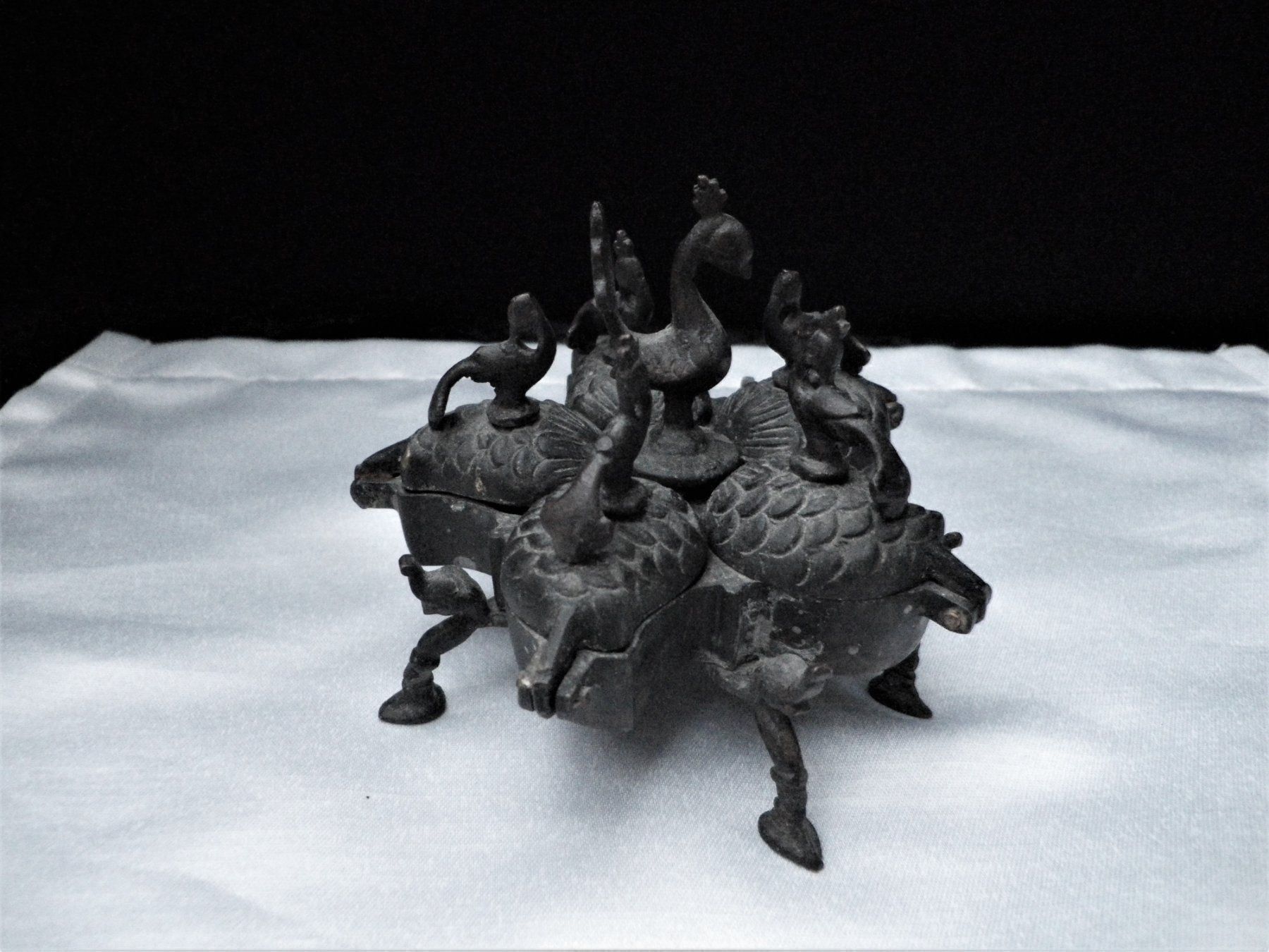 Statuette: Indische Gewürz- oder Farb-Dose alt – Usato da Reinach BL venduto da Annodomini 2