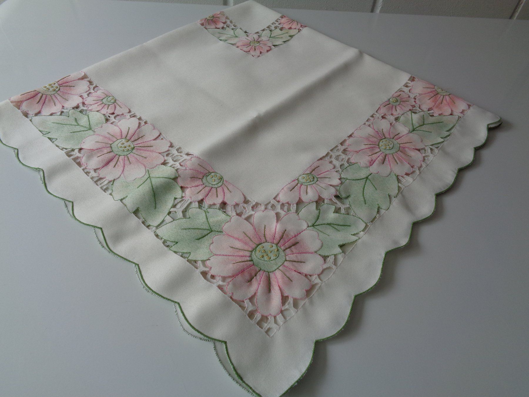 Sonstige Tischwäsche: Tischdecke Mitteldecke Blumen, durchbrochen, 85 x 85 cm – Gebraucht aus Wiesendangen von Gullfoss 1