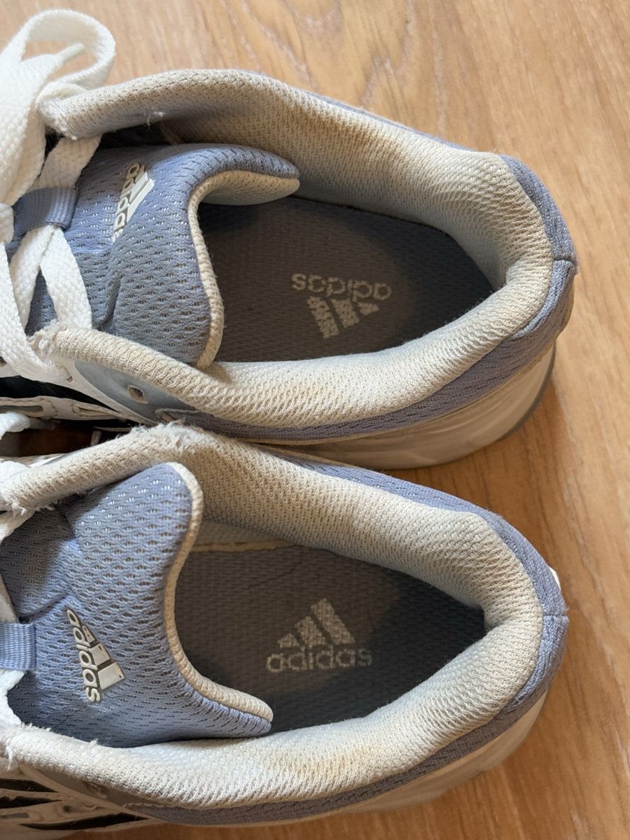 Adidas Scarpe da donna: Baskets blanc/bleu Adidas, p. 39 1/3 – Usato da Tavannes venduto da Thriftshop 4
