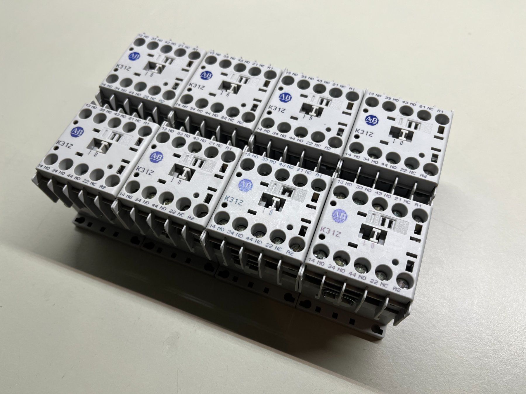 Componenti elettronici: Allen Bradley Relais 3NO/1NC 24V DC – Usato da Jenaz venduto da Speedy350