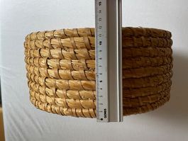 Gelochtener Korb, ca. 30 cm im Durchmesser und 12 cm hoch