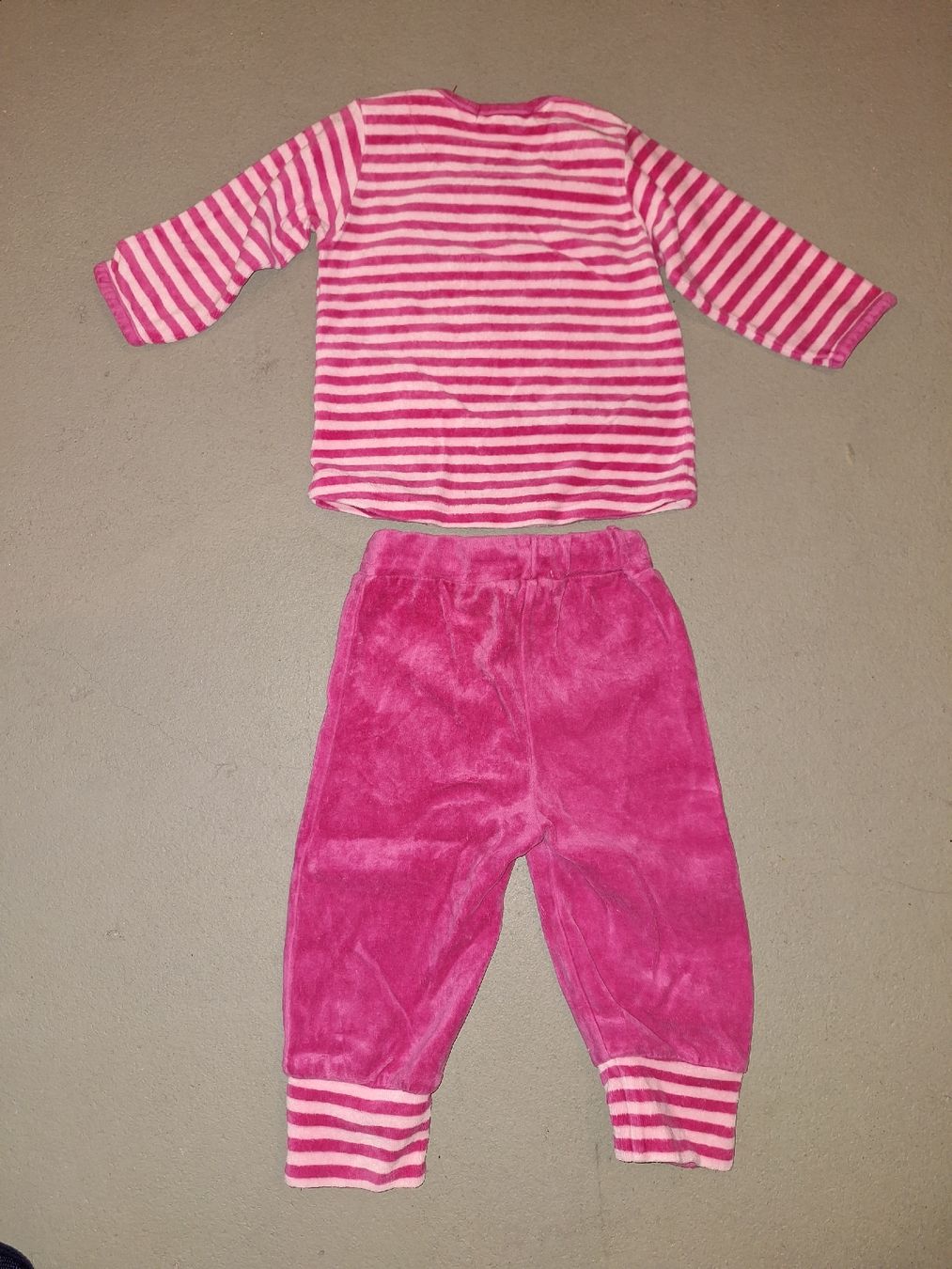 H&M Pyjamas & Ähnliches: Trainer "Hello Kitty" von H&M in Gr. 74 – Gebraucht aus Oberrieden von man_tky9 1