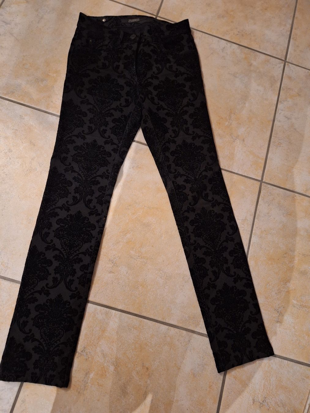 Pantaloni: Hose im Ausbrennerstil. Samtblumen – Usato da Rheinfelden venduto da Cleopatra2000
