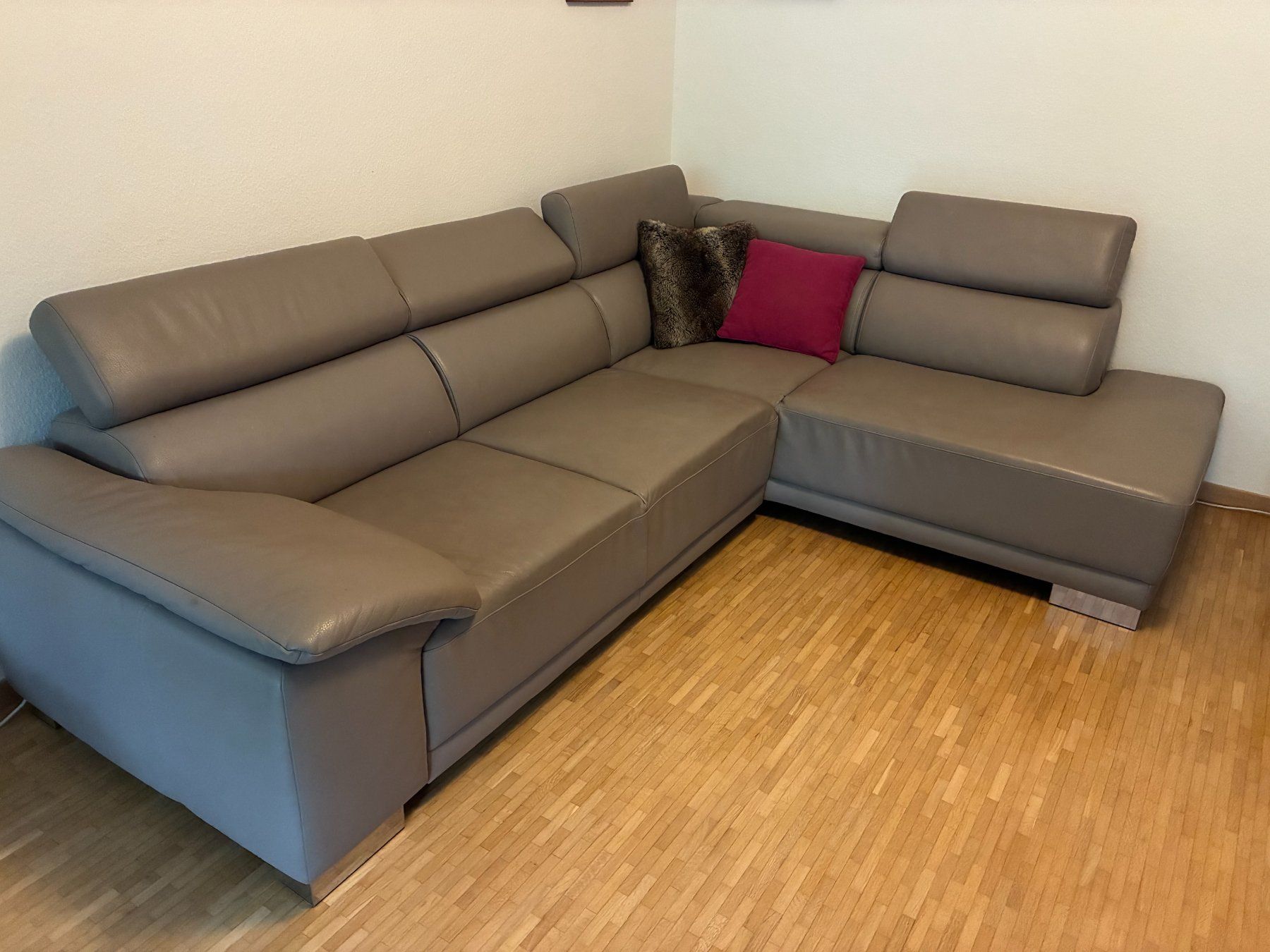 Livique Sofas: Canapé d'angle – D'occasion à Versoix par ali_v2sm