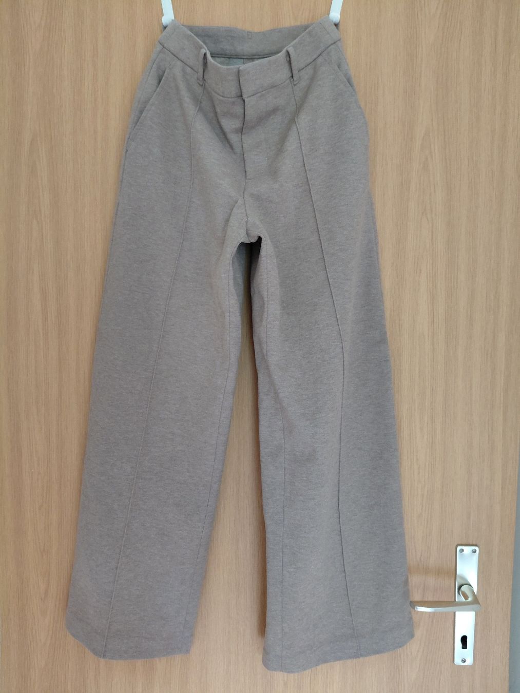 Uniqlo Pantaloni: UNIQLO Beige Trousers  – Usato da Turbenthal venduto da apr_h7z2