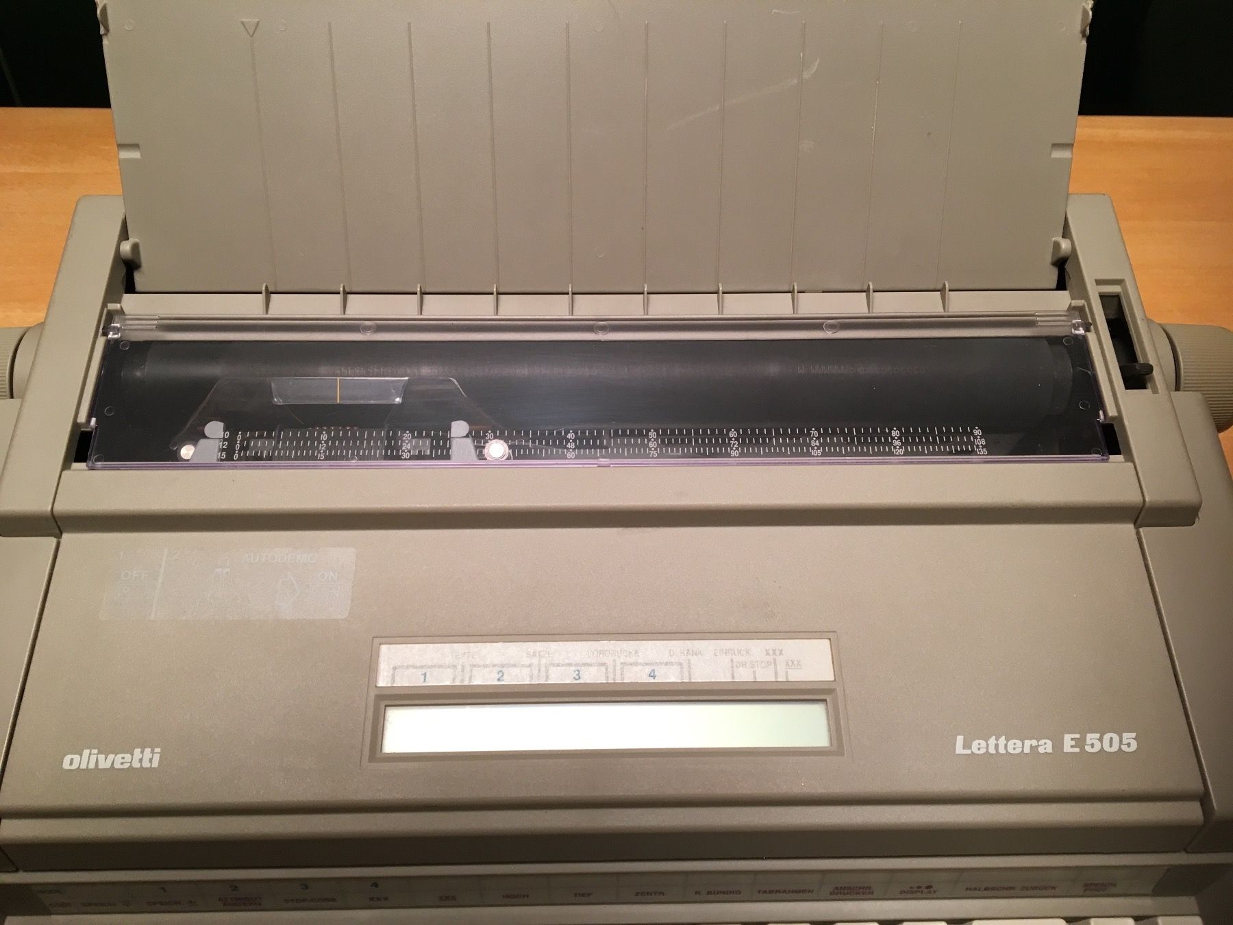 Olivetti Macchine da scrivere: Schreibmaschine elektrisch Olivetti E 505 – Usato da Arth venduto da Vrecam51 2