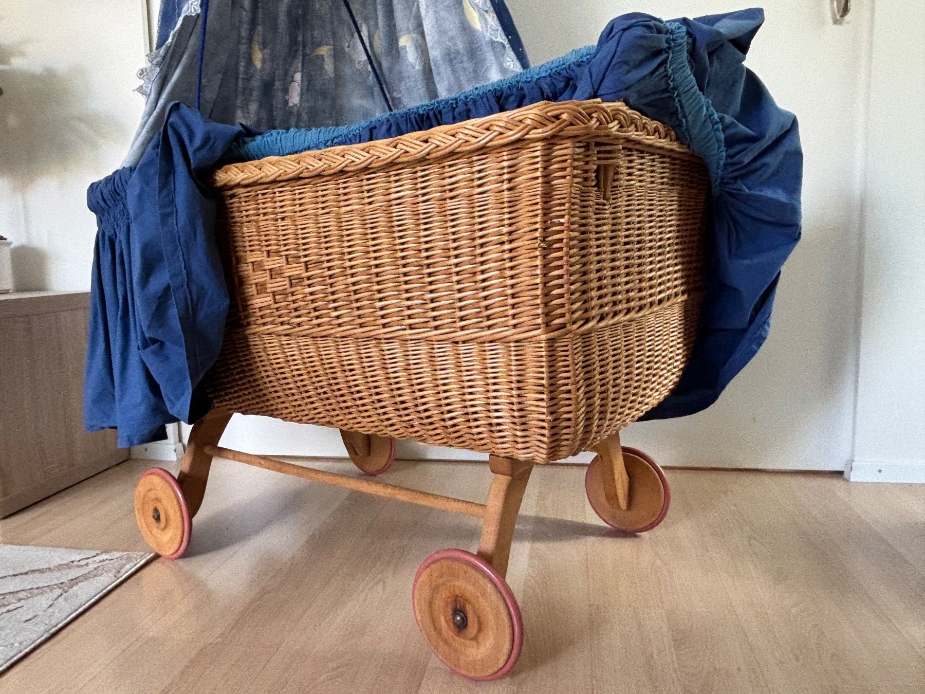 Wiegen & Stubenwagen: Stubenwagen aus Korbweide mit Himmel – Gebraucht aus Gümligen von Dragon64 3