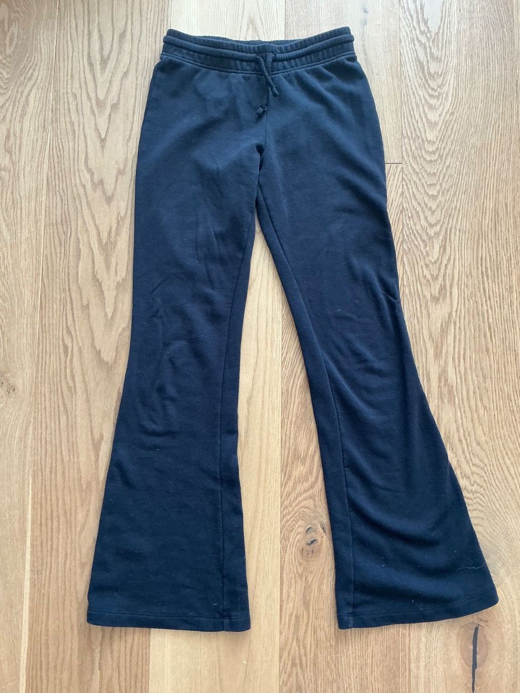 Hosen: H&M Trainerhose Flared – Gebraucht aus Cham von ist_wvm8