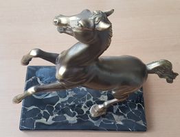 Vintage Messing-Pferd auf Marmorsockel – Art-Déco-Stil