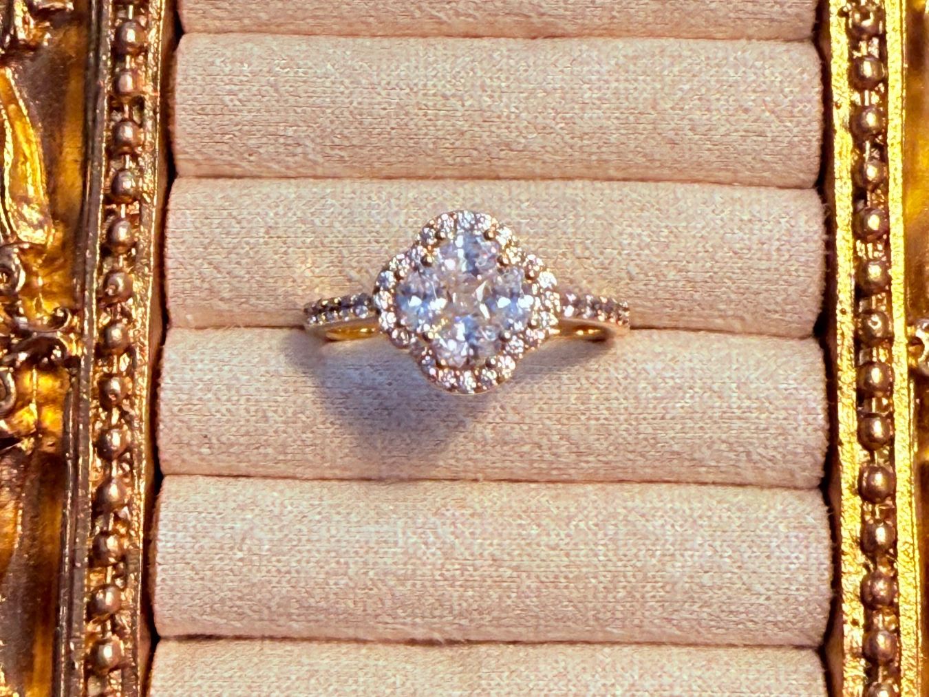Anelli: Bague trèfle ornée de zircons – Nuovo e nell'imballaggio originale da St-Maurice venduto da Sandrinette123 1