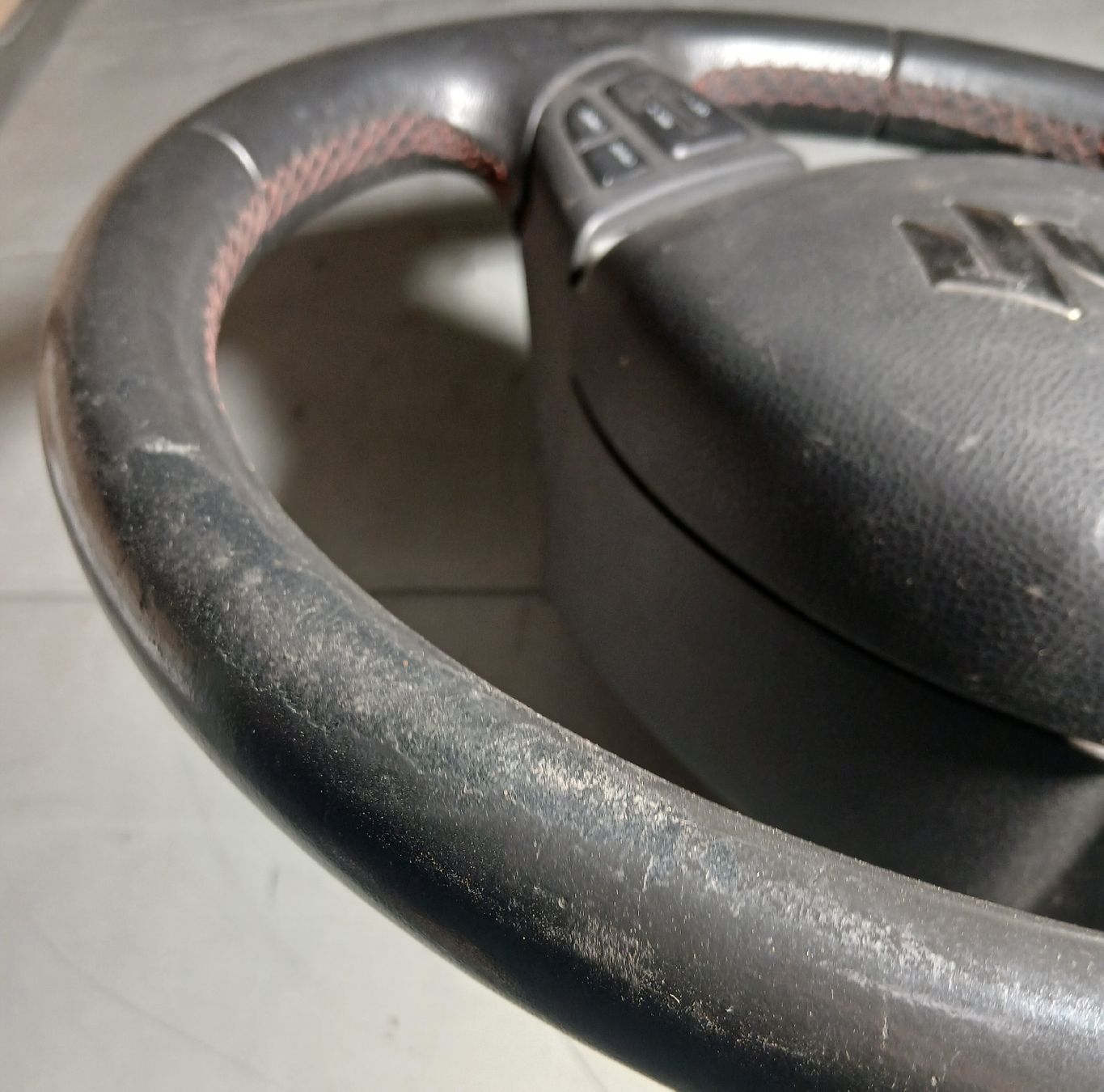 Suzuki Tutti pezzi di ricambio auto: Volant Suzuki Swift 2010-2017 – Usato da la heutte venduto da Auto-stock 1
