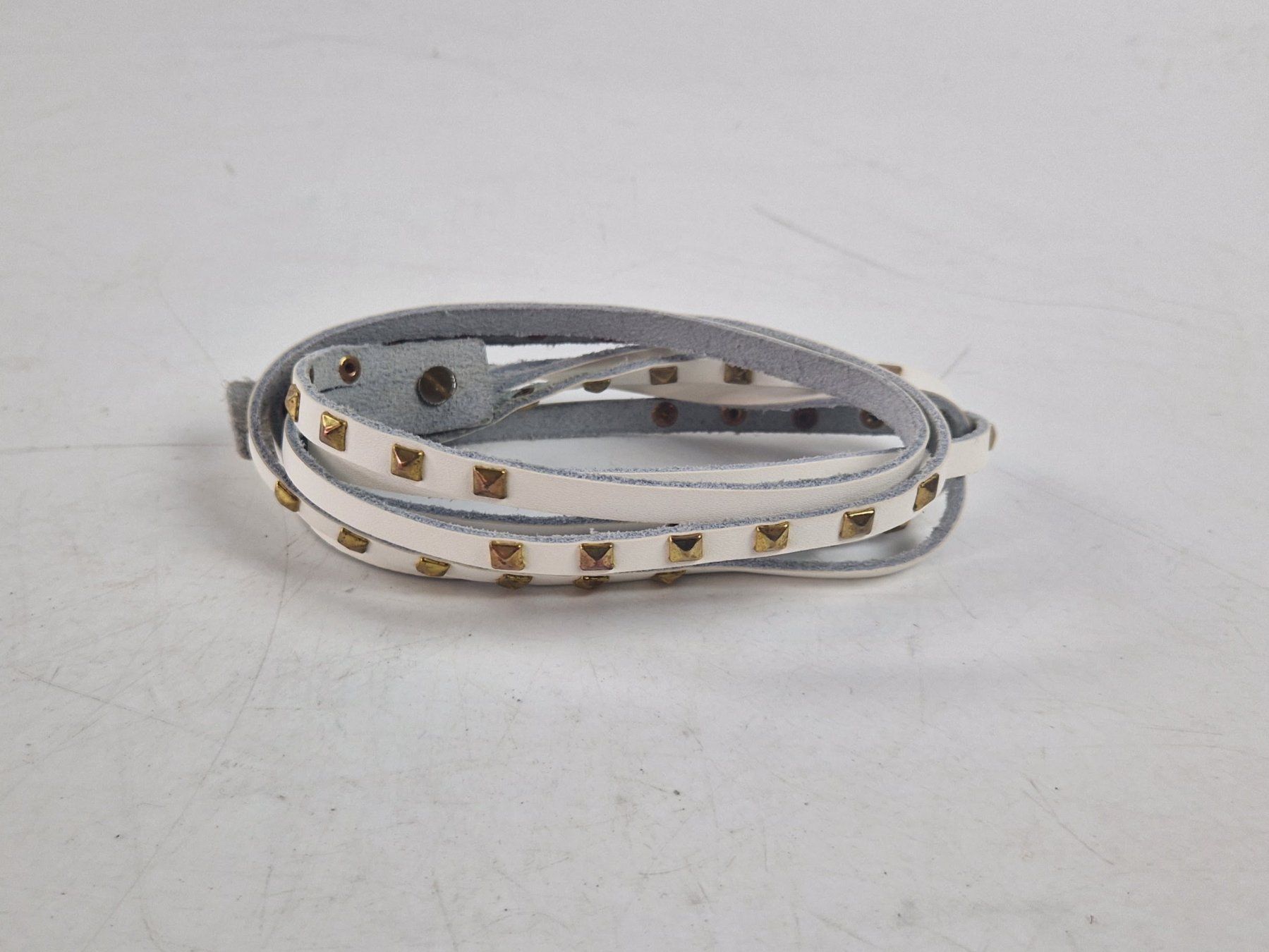 Bracciali & Braccialetti: Weisses Armband mit goldfarbenem Dekor – Usato da Muhen venduto da Restwert_Muhen